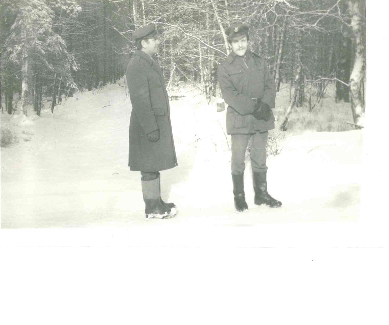 Zaczynając od lewej: Zdzisław Skwarczyński (były Komendant Straży Leśnej), Tadeusz Trafidło (były Strażnik Leśny) - lata 80. Udostępniła J. Fenczyszyn.