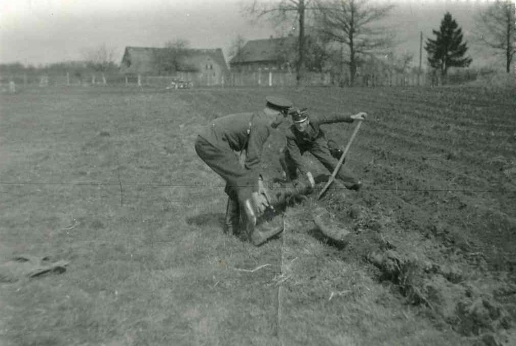 Prawdopodobnie z wykrycia przestępstwa (z prawej były Komendant Straży Leśnej Zdzisław Skwarczyński) - lata 80. Udostępniła J. Fenczyszyn.