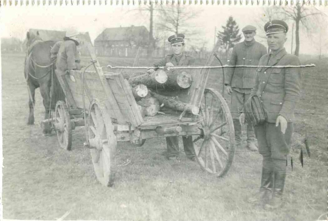 Prawdopodobnie z wykrycia przestępstwa (z lewj były Komendant Straży Leśnej Zdzisław Skwarczyński) - lata 80. Udostępniła J. Fenczyszyn.