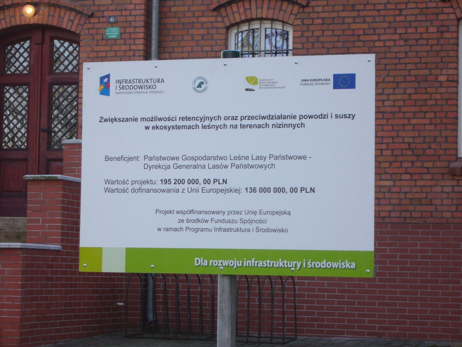 Tablica informacyjna przed siedzibą Nadleśnictwa Węgliniec (Fot. Wiesław Urbański)
