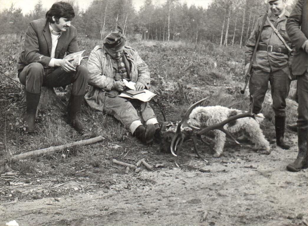 Leśniczy L - ctwa Parowa Kazimierz Erhardt (z lewej) wraz z myśliwymi z Koła Łowieckiego "Cietrzew"  - 1978 r. Udostępnił K. Erhardt.