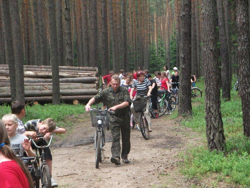 Leśniczy Leśnictwa Gaje Dariusz Ślusarczyk wraz z dziećmi ze Szkoły Podstawowej w Wykrotach (Fot. Damian Grobelny)